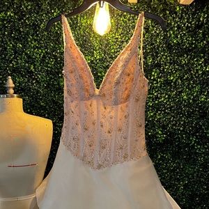 Evening gown / wedding dress / prom dress